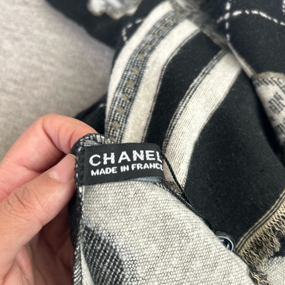 🛑SOLD🛑 CHANEL Black/White Eiffel Tower Print Scarf  | Black White - Picture 9 of 14